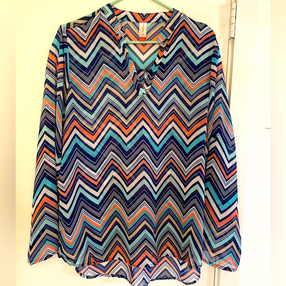 Cute funky chevron print long sleeve sheer blouse. XL. No Boundaries.